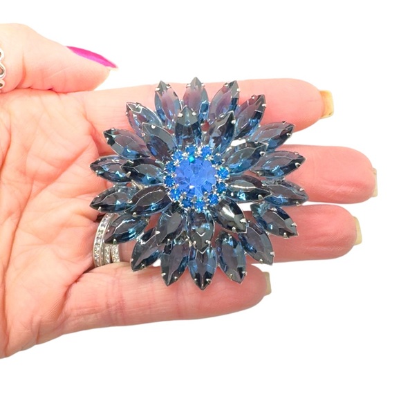 Vintage Unsigned Weiss Sapphire Blue Marquis Flower Brooch - Picture 5 of 6